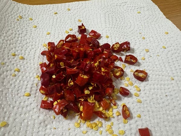 トウガラシを切る